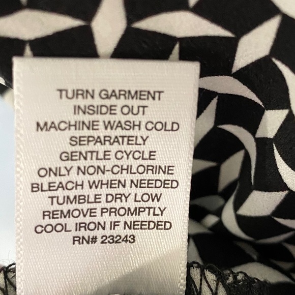 NY & COMPANY Top Blouse Pattern Cap Sleeve Scoopneck Office Black & White Medium - Picture 8 of 11